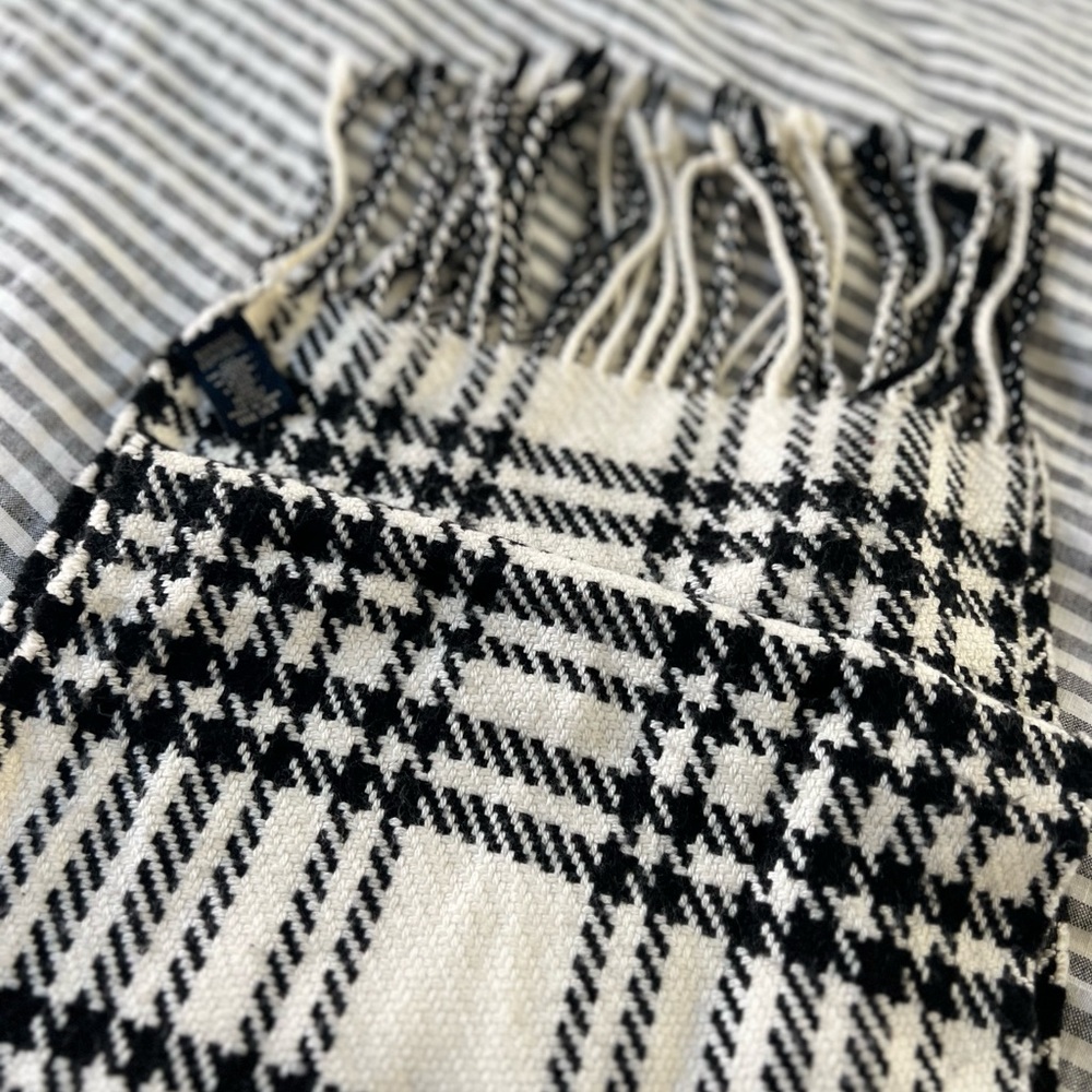 Banana Republic black and white scarf